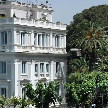 Flora Hotel 4*